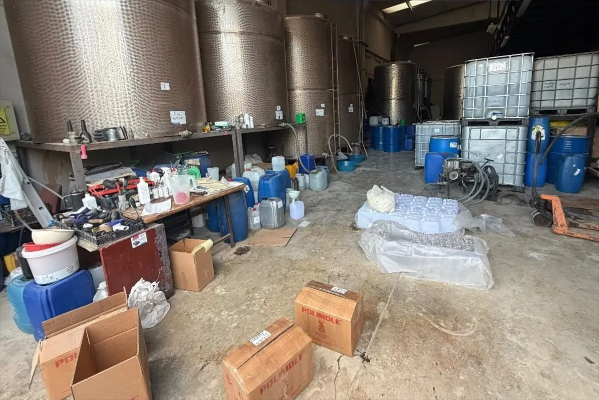İzmir Bornova'da düzenlenen operasyonda 21 bin 20 litre etil alkol ele geçirildi