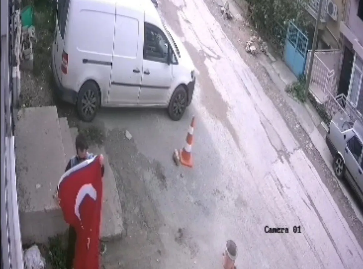 İzmir Bornova'da yere düşen Türk bayrağını duyarlı genç kapıya astı