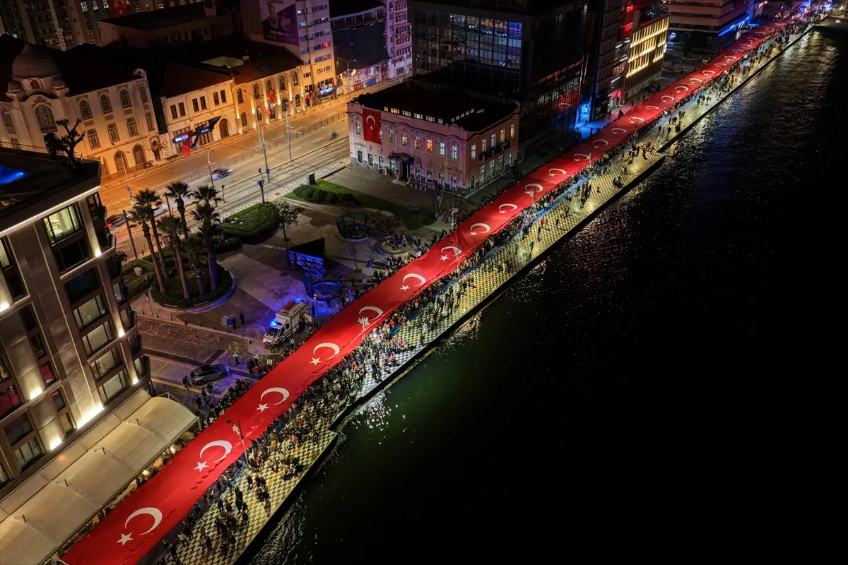 İzmir'de 29 Ekim Cumhuriyet Bayramı kutlamaları 400 metrelik bayrakla taçlandı