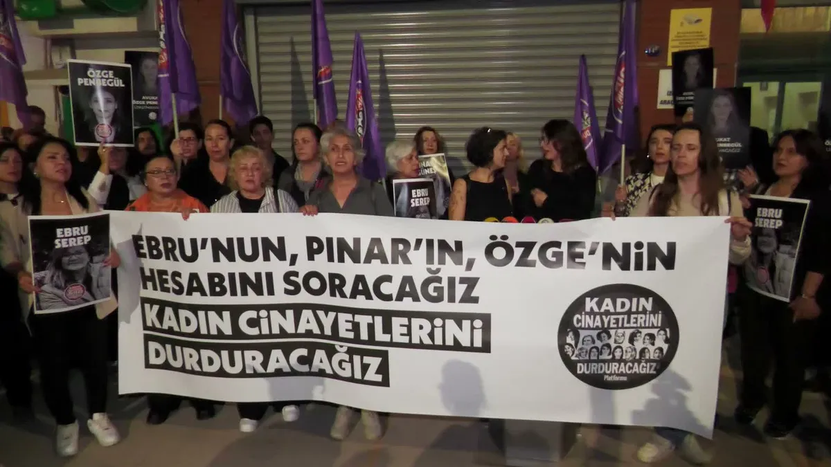 İzmir'de yaşanan kadın cinayetlerine karşı baro önünde tepki eylemi