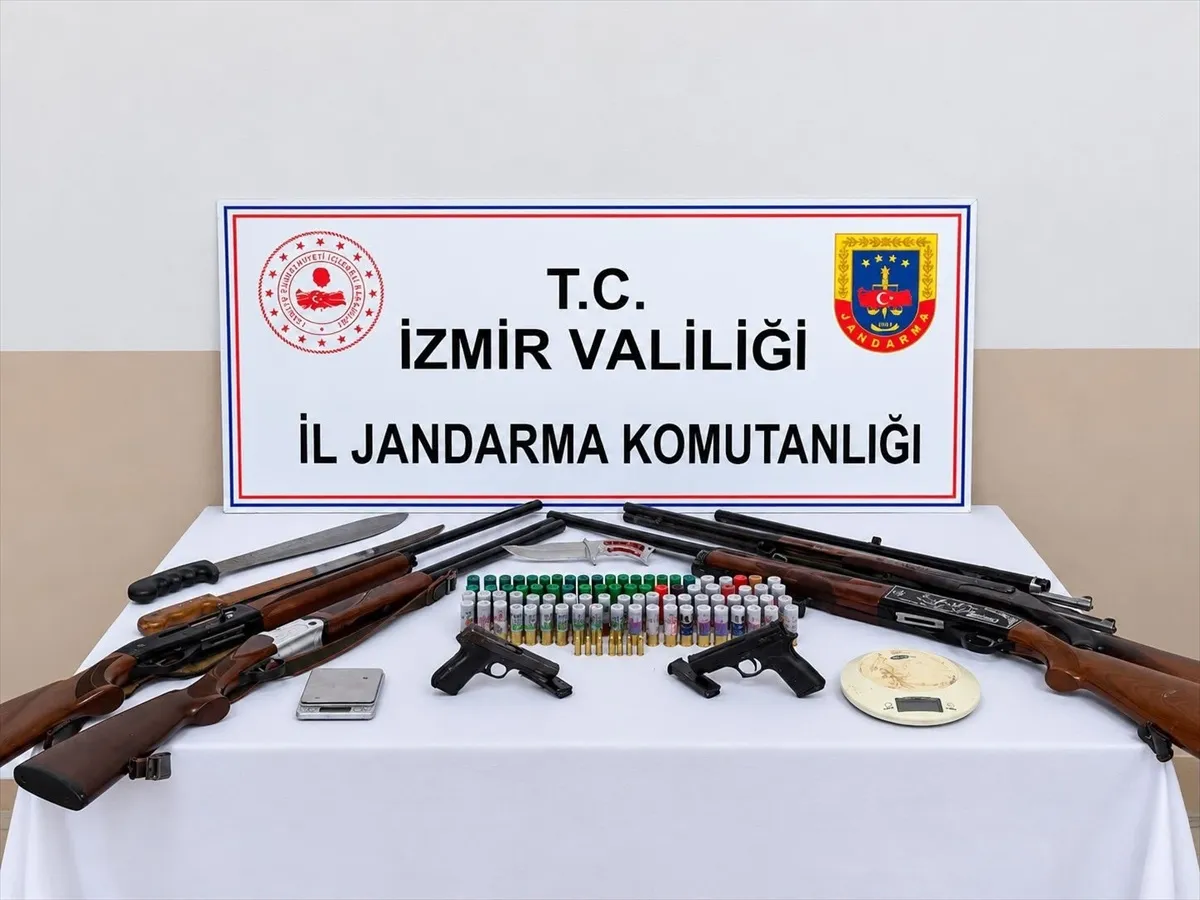 İzmir'in Ödemiş ilçesinde düzenlenen operasyonda 40 av tüfeği ele geçirildi