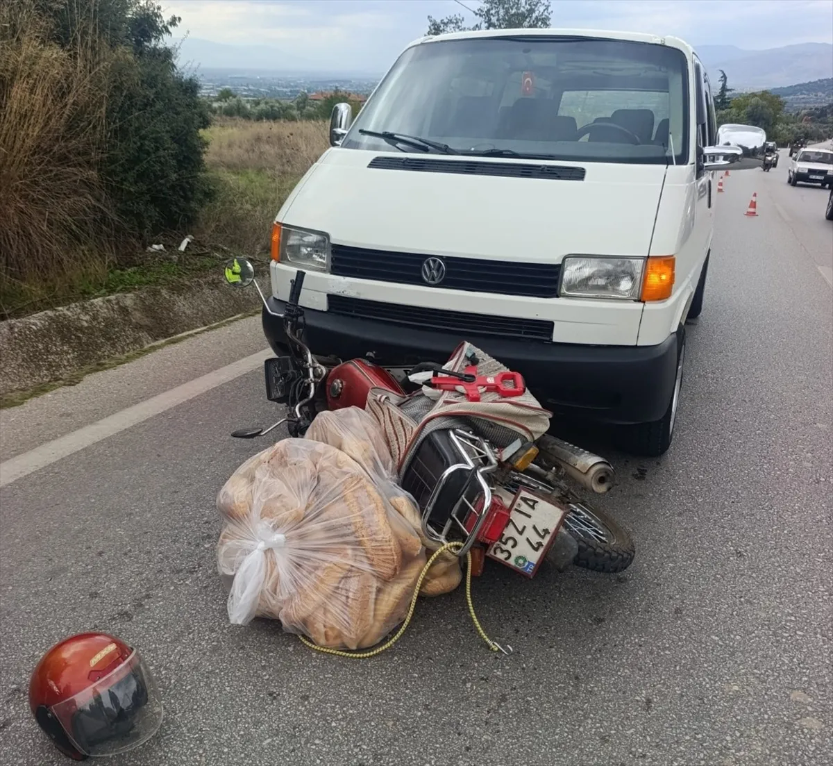 İzmir'in Ödemiş ilçesinde panelvan ile motosiklet çarpıştı: 1 yaralı