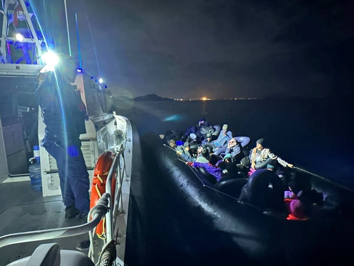 İzmir'in üç ilçesinde Sahil Güvenlik ekiplerinden 111 göçmene müdahale