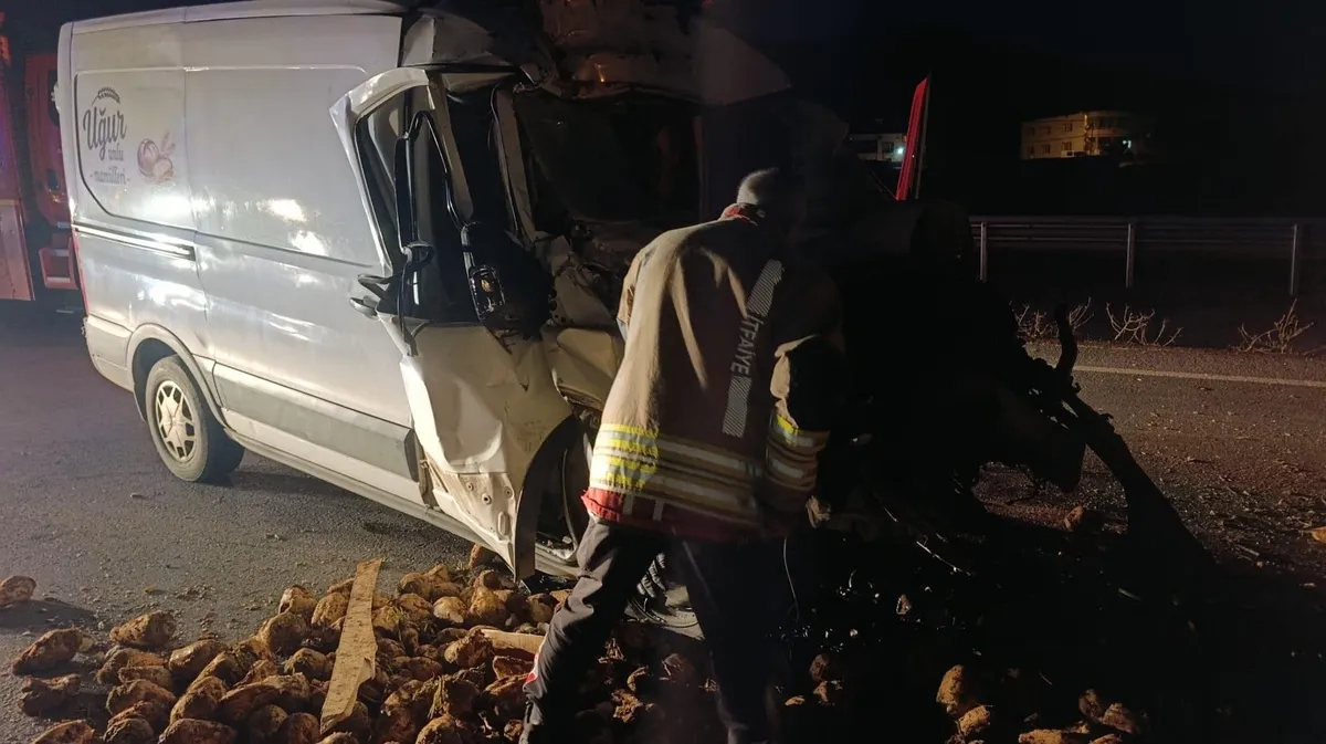 Kahramanmaraş Afşin'de ekmek dağıtım aracı pancar römorkuna çarptı: 1 yaralı
