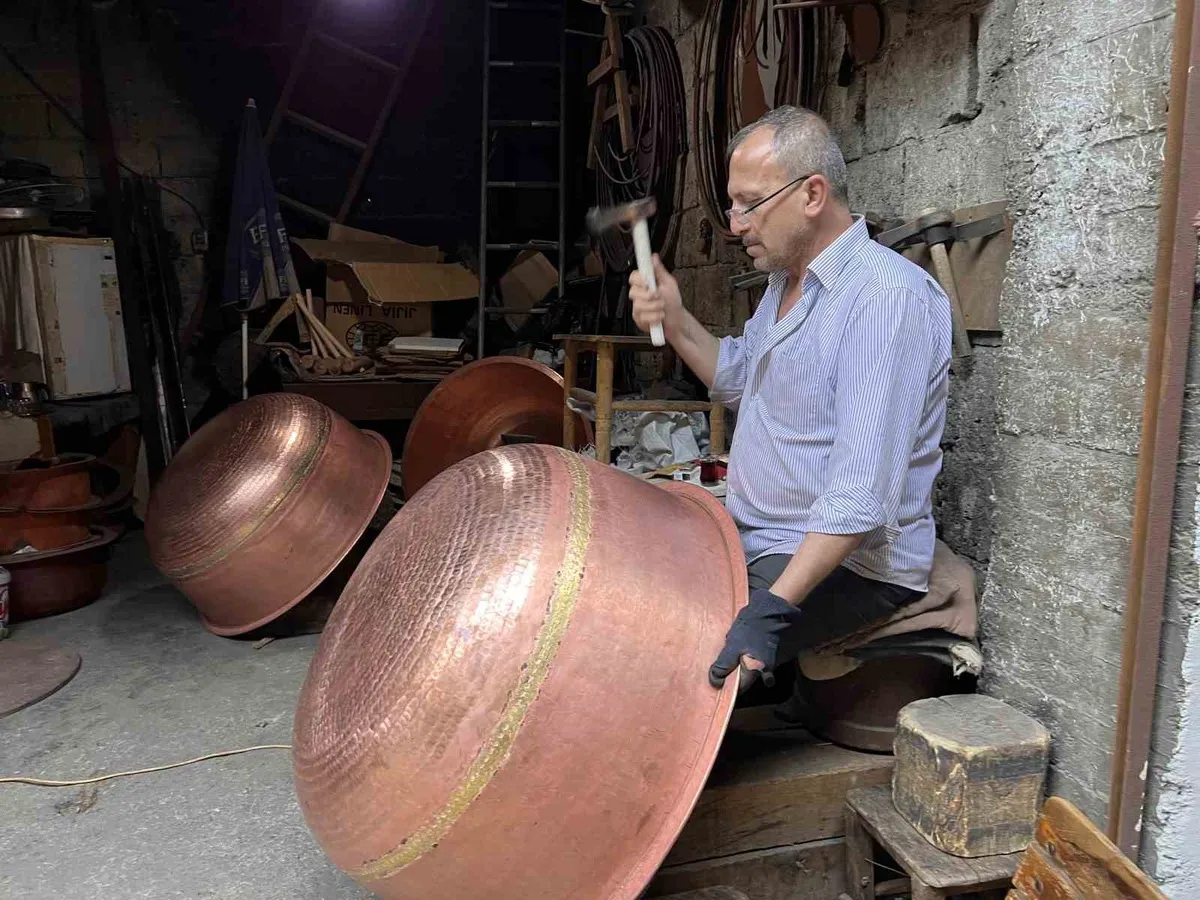 Kahramanmaraşlı bakır ustası Orhan Kavasoğlu çırak bulmakta zorlanıyor