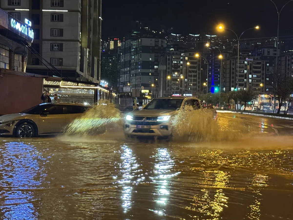 Kahramanmaraş'ta etkili olan sağanak yağış trafiği olumsuz etkiledi