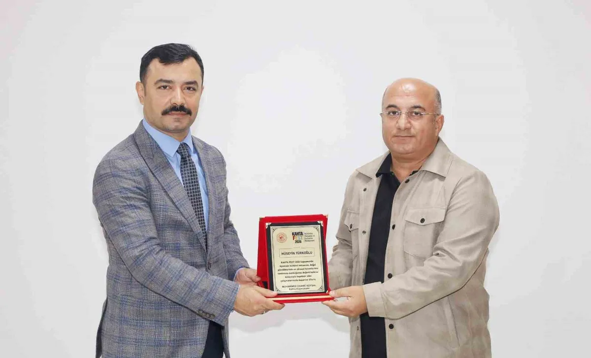 Kahta Kaymakamı Soysal'dan gazeteci Türkoğlu'na KAHTAFEST 2026 plaketi