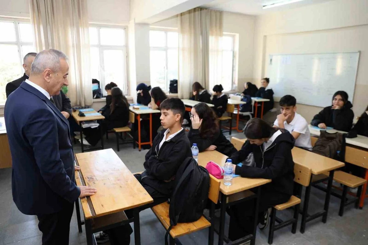 Karabük İl Milli Eğitim Müdürü Akbaş meslek lisesi öğrencileriyle bir araya geldi