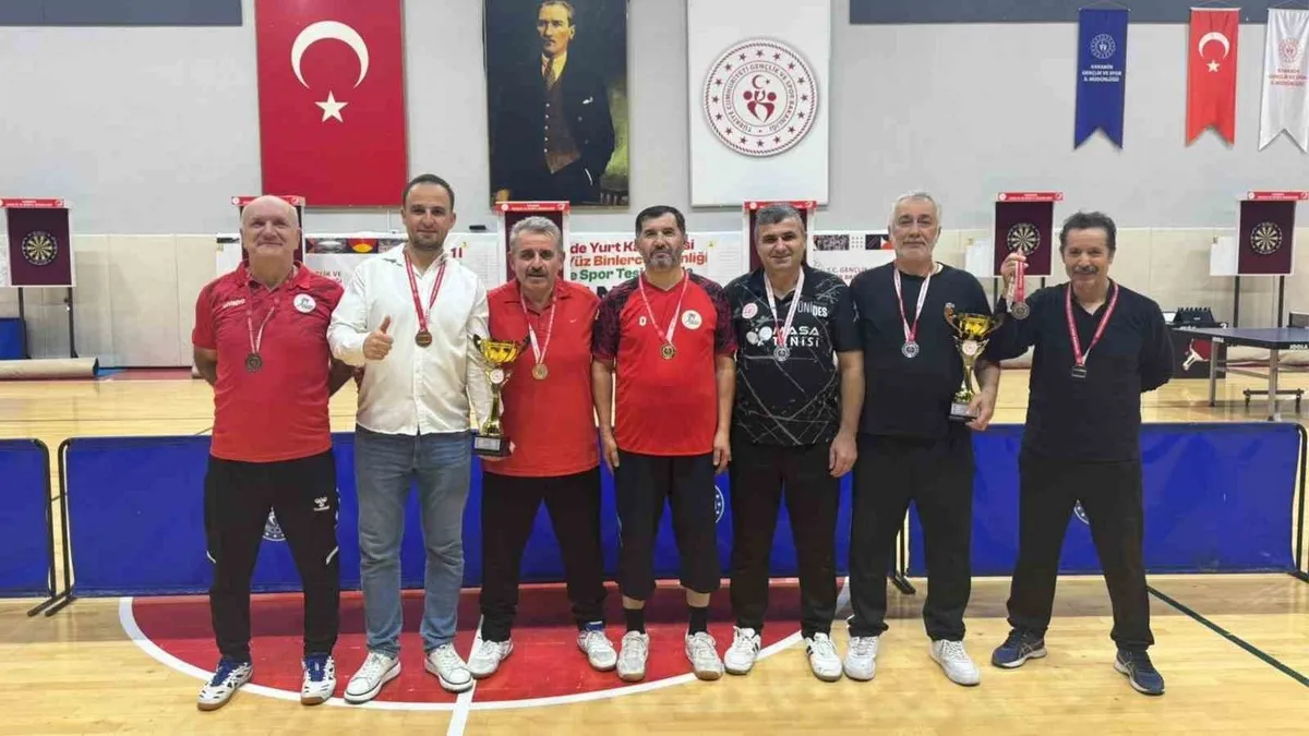 Karabük Üniversitesi personeli masa tenisi il şampiyonasında dereceye girdi