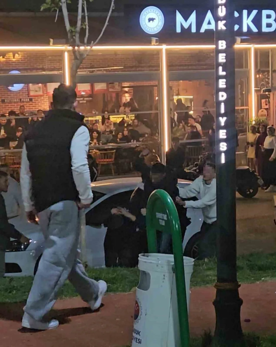 Karabük'te iki grup arasında çıkan tekmeli yumruklu kavga kamerada