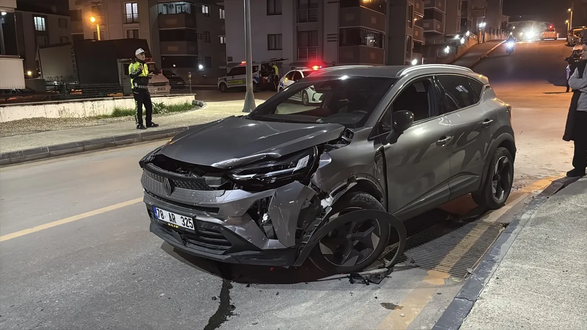 Karabük'te iki otomobilin karıştığı trafik kazasında 2 sürücü yaralandı