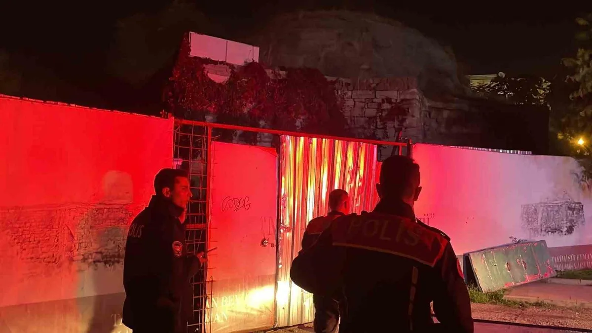 Karaman'da bulunan tarihi Süleyman Bey Hamamı'nın bahçesinde yangın çıktı