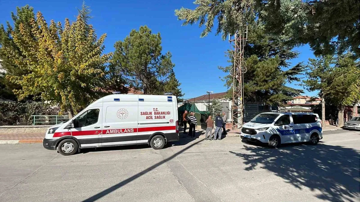 Karaman'da çatı tamiri sırasında yüksekten düşen işçi yaralandı