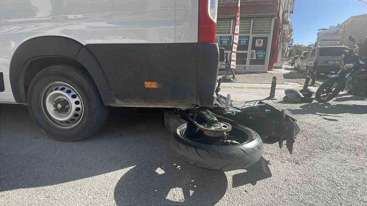 Karaman'da devrilen motosiklet minibüsün altına girdi: 1 yaralı