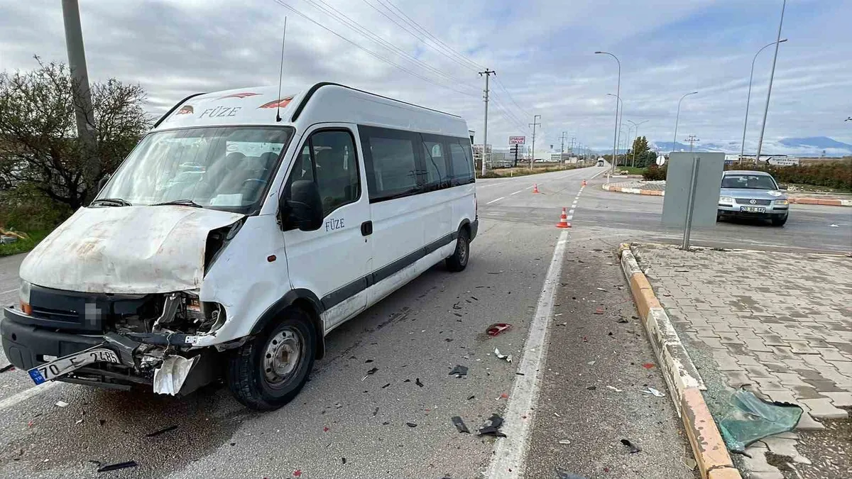 Karaman'da minibüs ile otomobilin karıştığı kazada bir kişi yaralandı