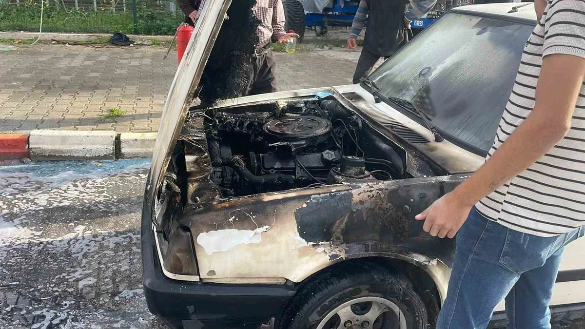 Karaman'da seyir halindeki otomobilin motor kısmı alevler içinde kaldı