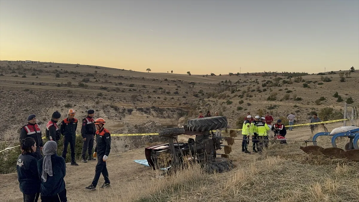 Karaman'da tarlada devrilen traktörün sürücüsü hayatını kaybetti
