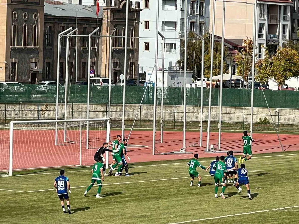Kars 36 Spor evinde Beşikdüzü 1834 Spor'u 3-0 mağlup etti