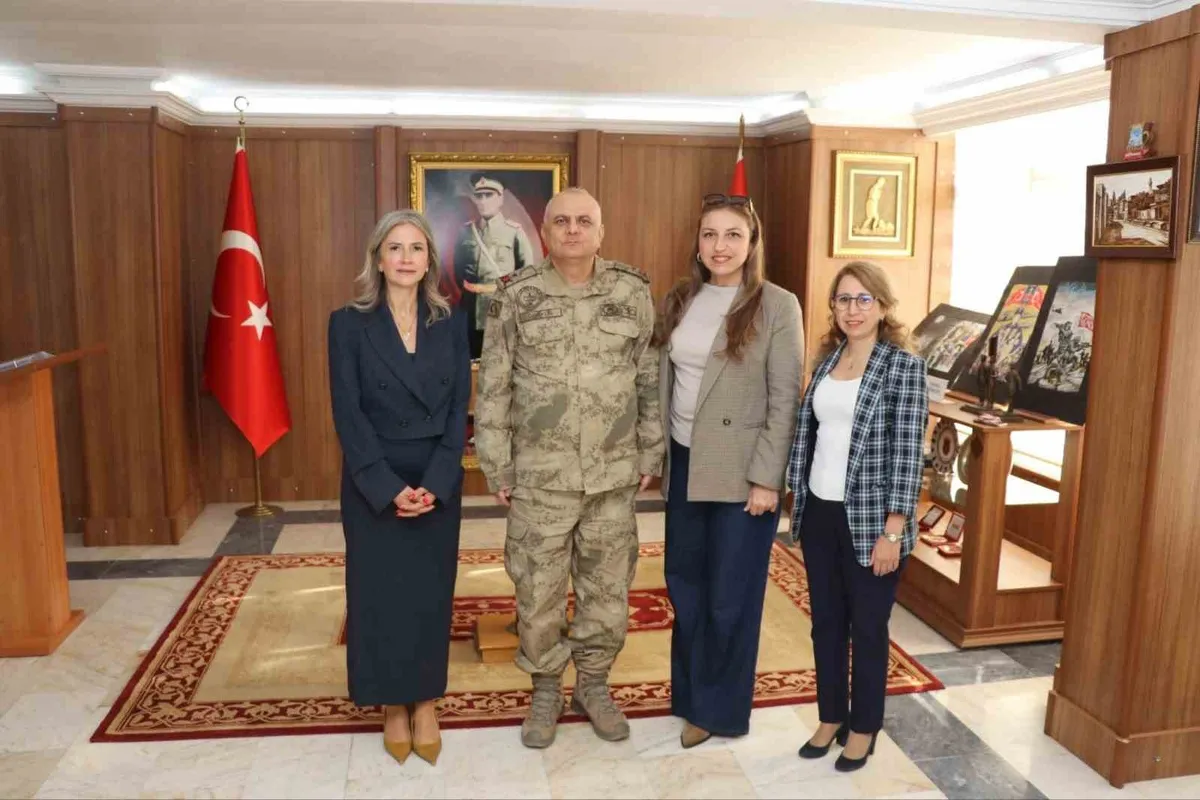 Kars Kızılay Şubesi'nden İl Jandarma Komutanı Coşkun'a ziyaret