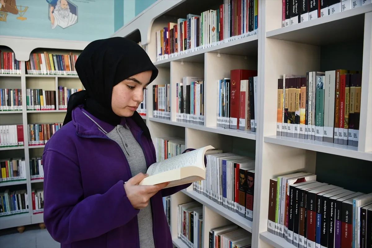 Kars'ın Sarıkamış ilçesindeki fen lisesine 4 bin kitaplık kütüphane kuruldu