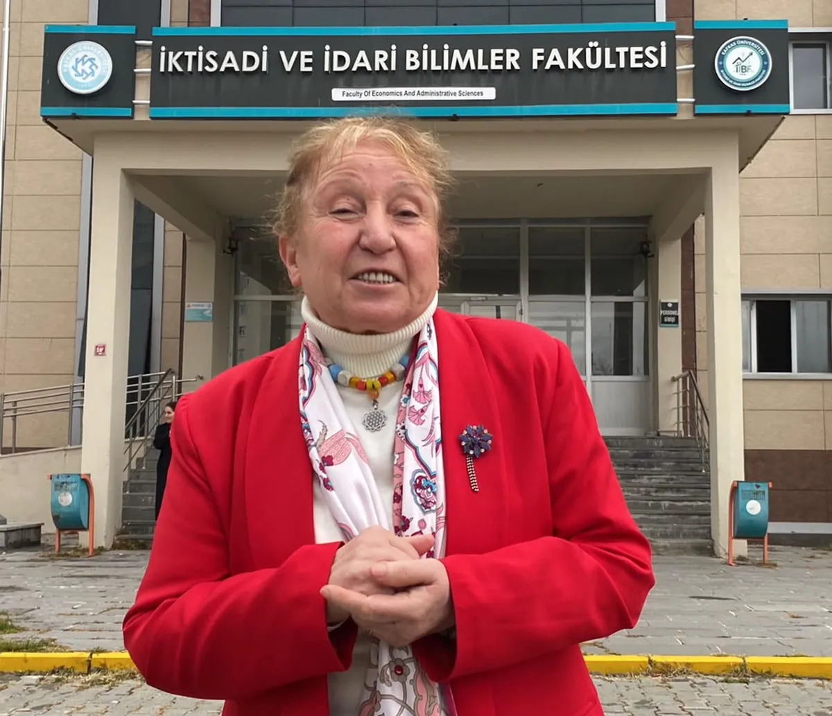 Kars'ta 71 yaşındaki Ayşen Arda İşçi yüksek lisans eğitimine başladı