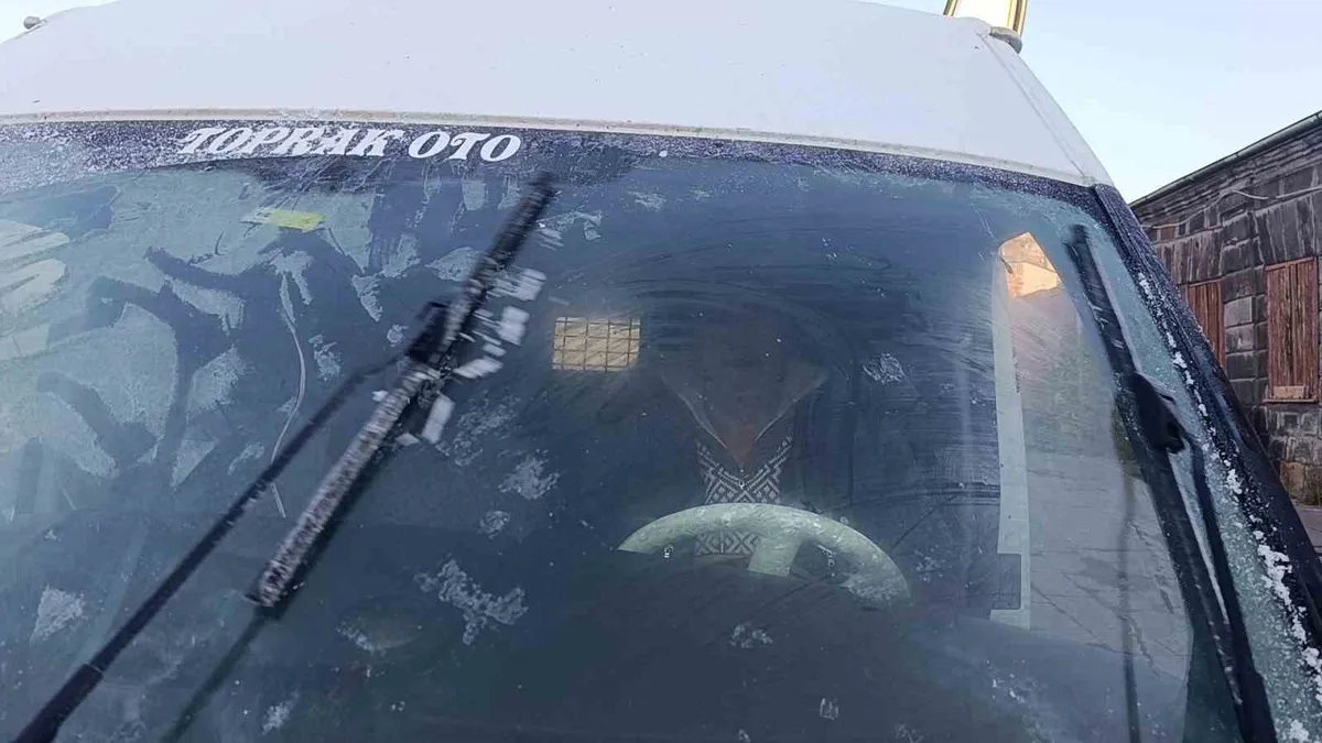 Kars'ta hava sıcaklığı eksi 6 dereceye düştü, araç camları buz tuttu