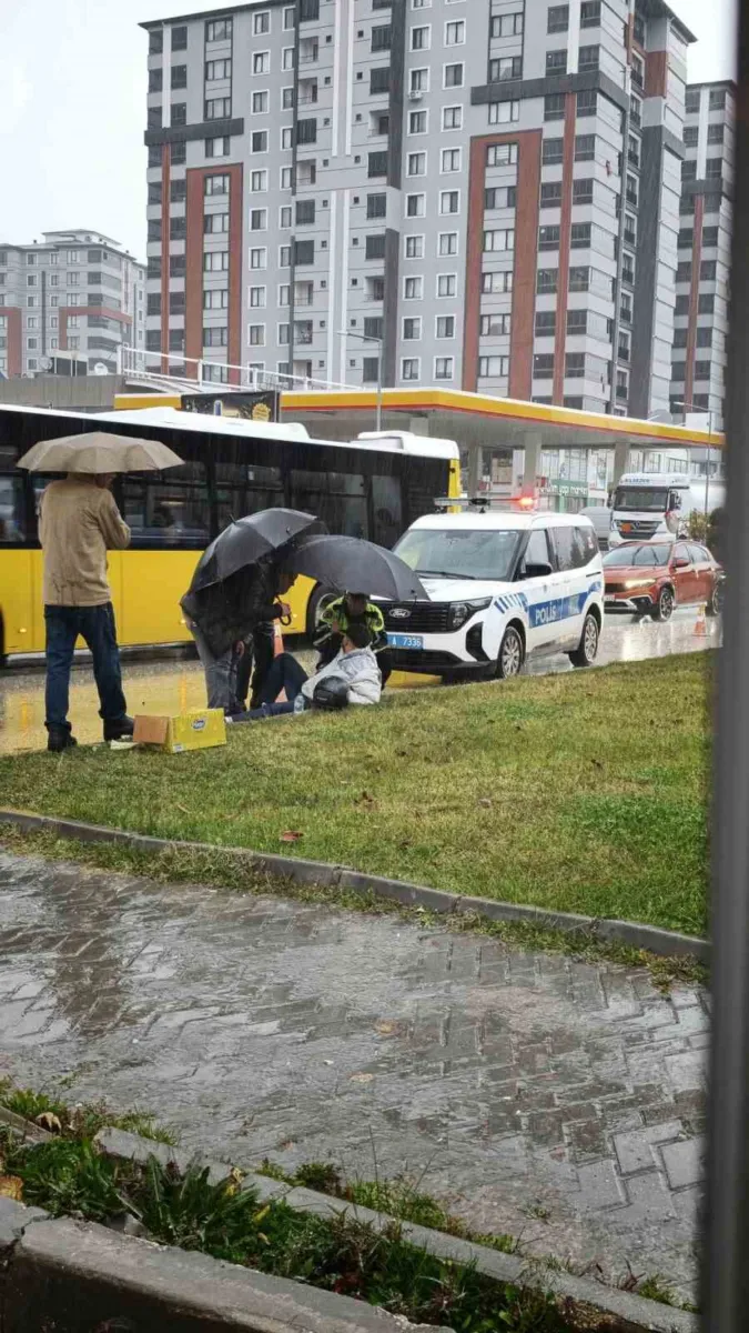 Kastamonu'da kaza yapan motosikletliye trafik polisinden şemsiyeli destek