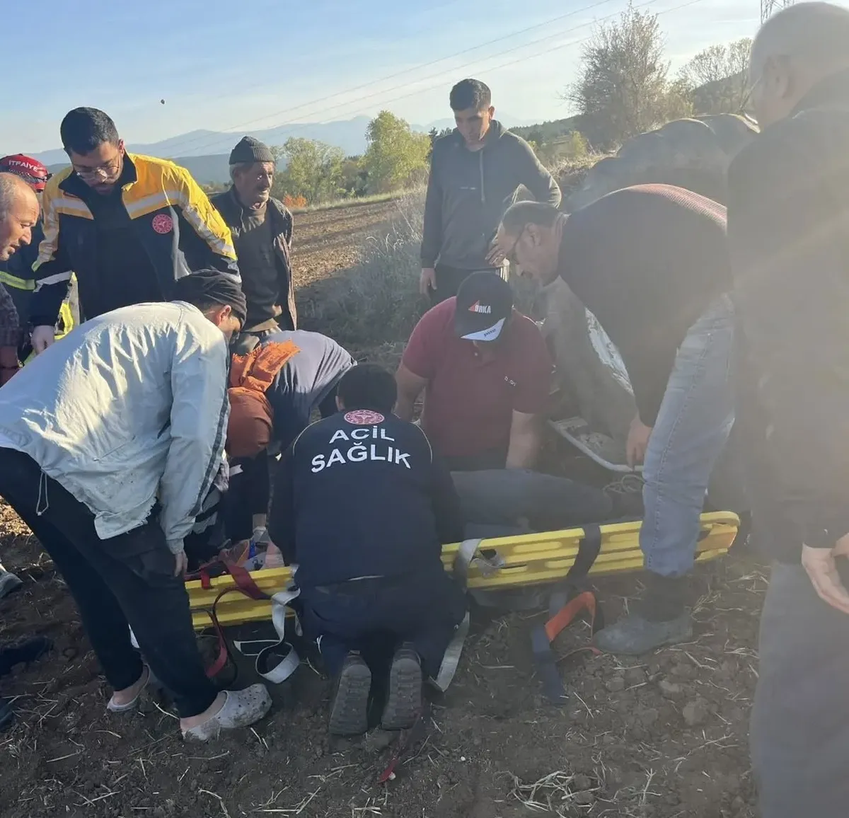 Kastamonu'da tarla sürerken devrilen traktörün sürücüsü yaralandı