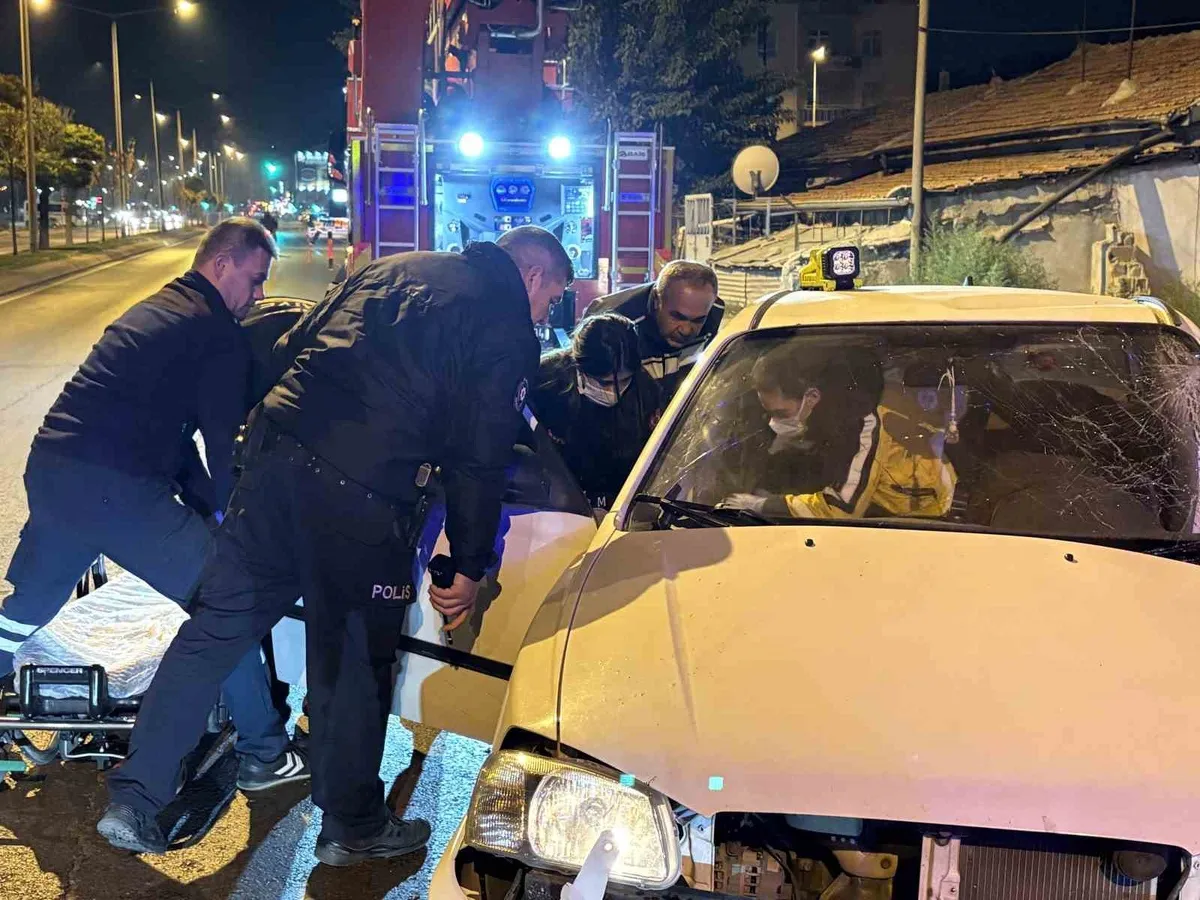 Kayseri Kocasinan'da ağaca çarpan otomobilin sürücüsü hastaneye kaldırıldı