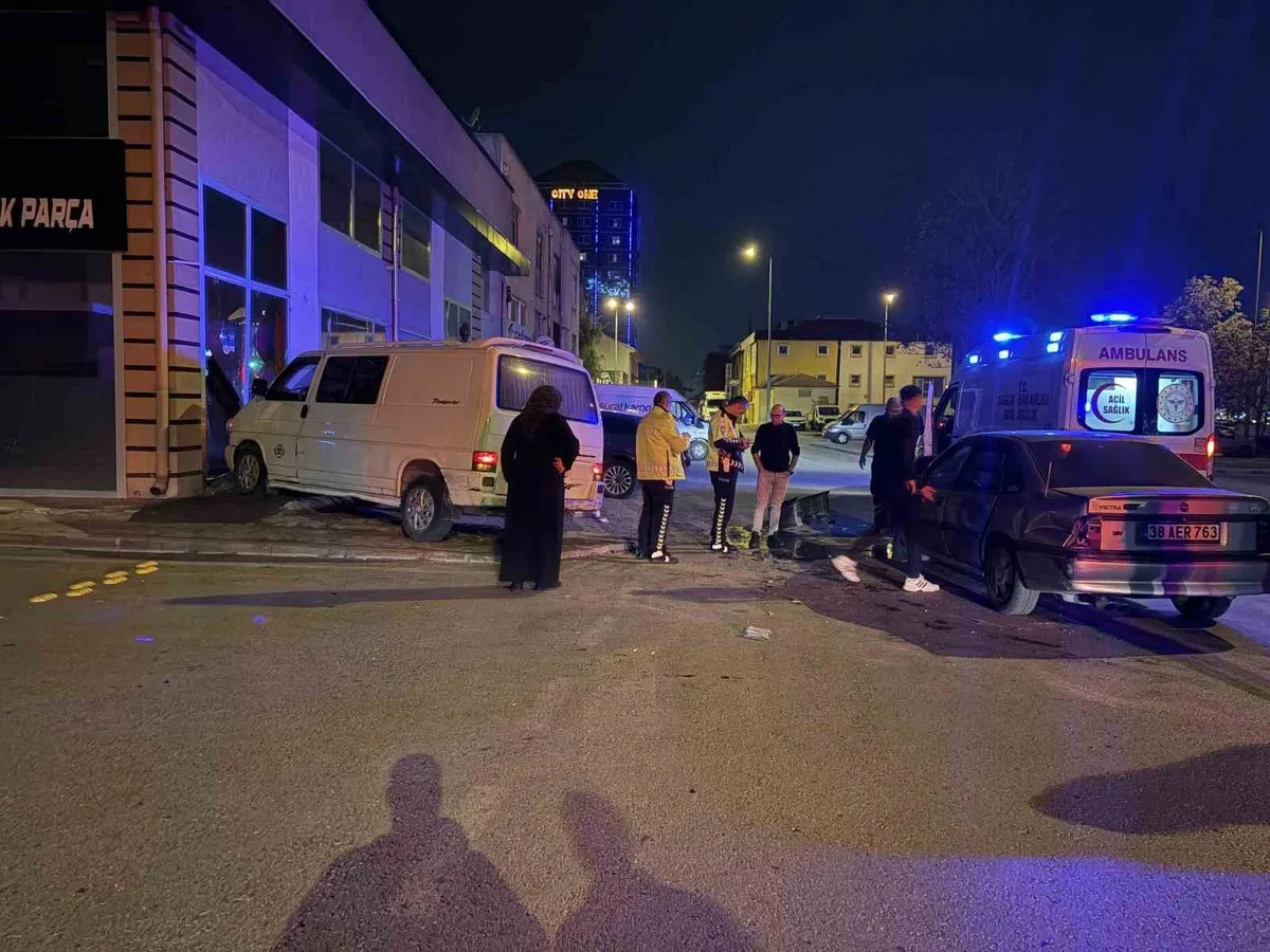 Kayseri Kocasinan'da minibüs ve otomobil çarpıştı: 2 kişi yaralandı