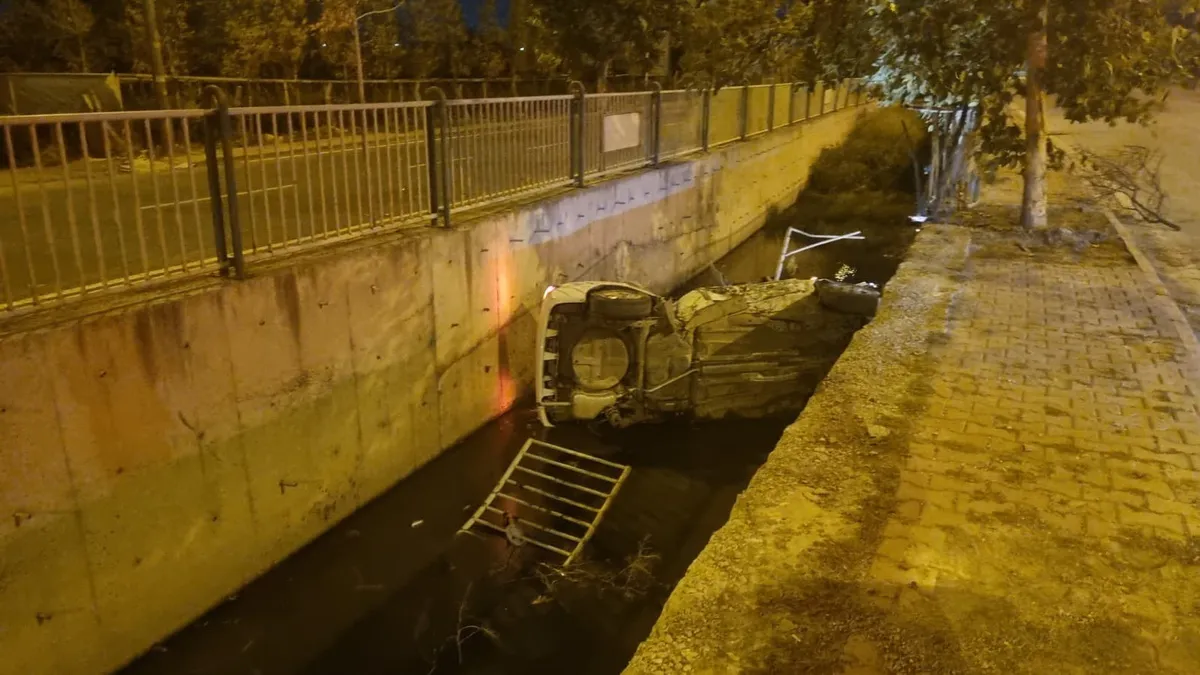 Kayseri Melikgazi'de otomobil su kanalına uçtu: 2 kişi yaralandı