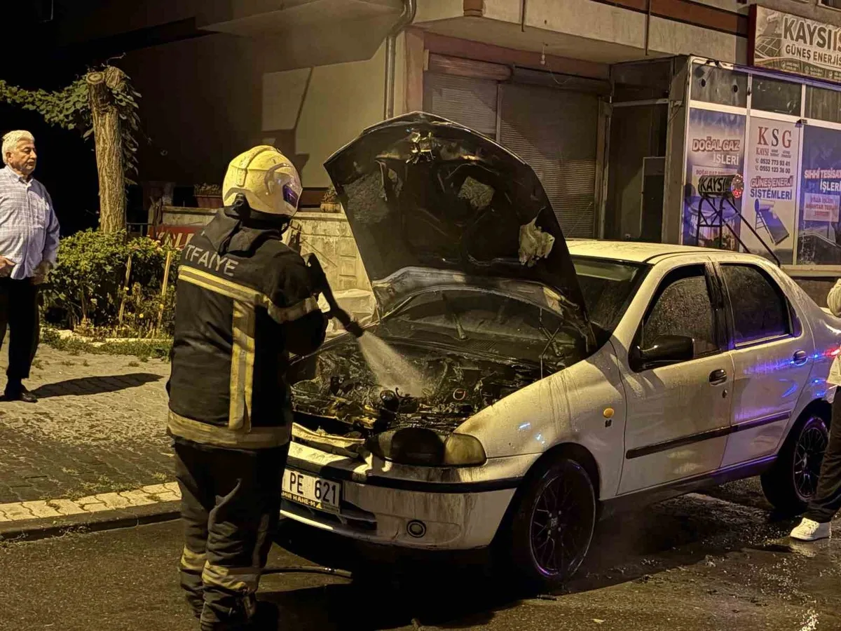 Kayseri Melikgazi'de otomobilin motoru çalıştırıldığı sırada alev aldı