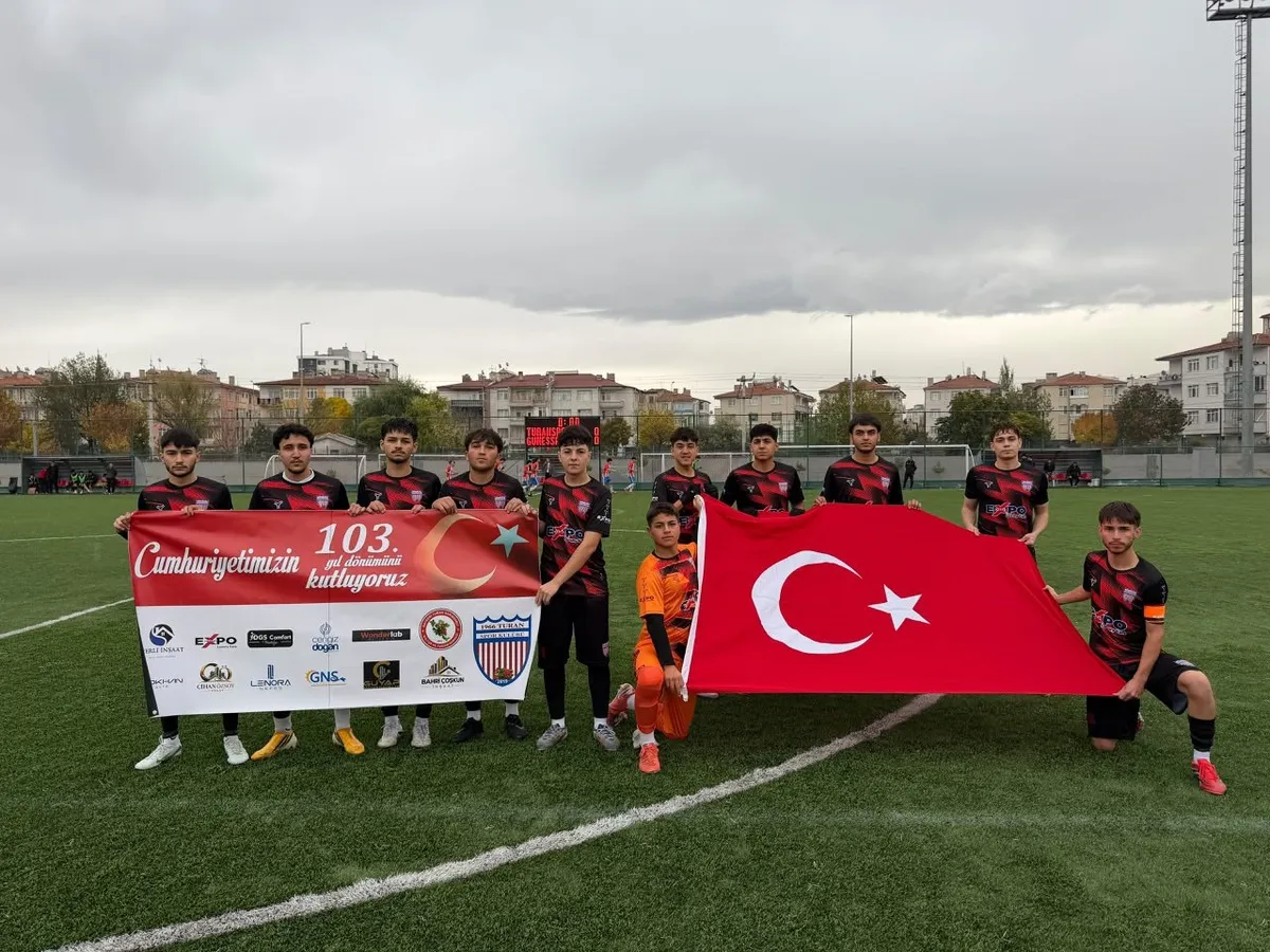 Kayseri'de 1966 Turanspor'dan Cumhuriyet Bayramı'na özel anlamlı kutlama
