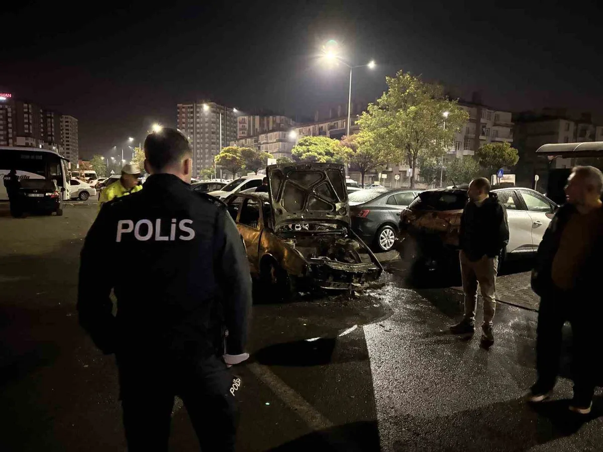 Kayseri'de kontrolden çıkan otomobilin karıştığı kazada 3 araç zarar gördü