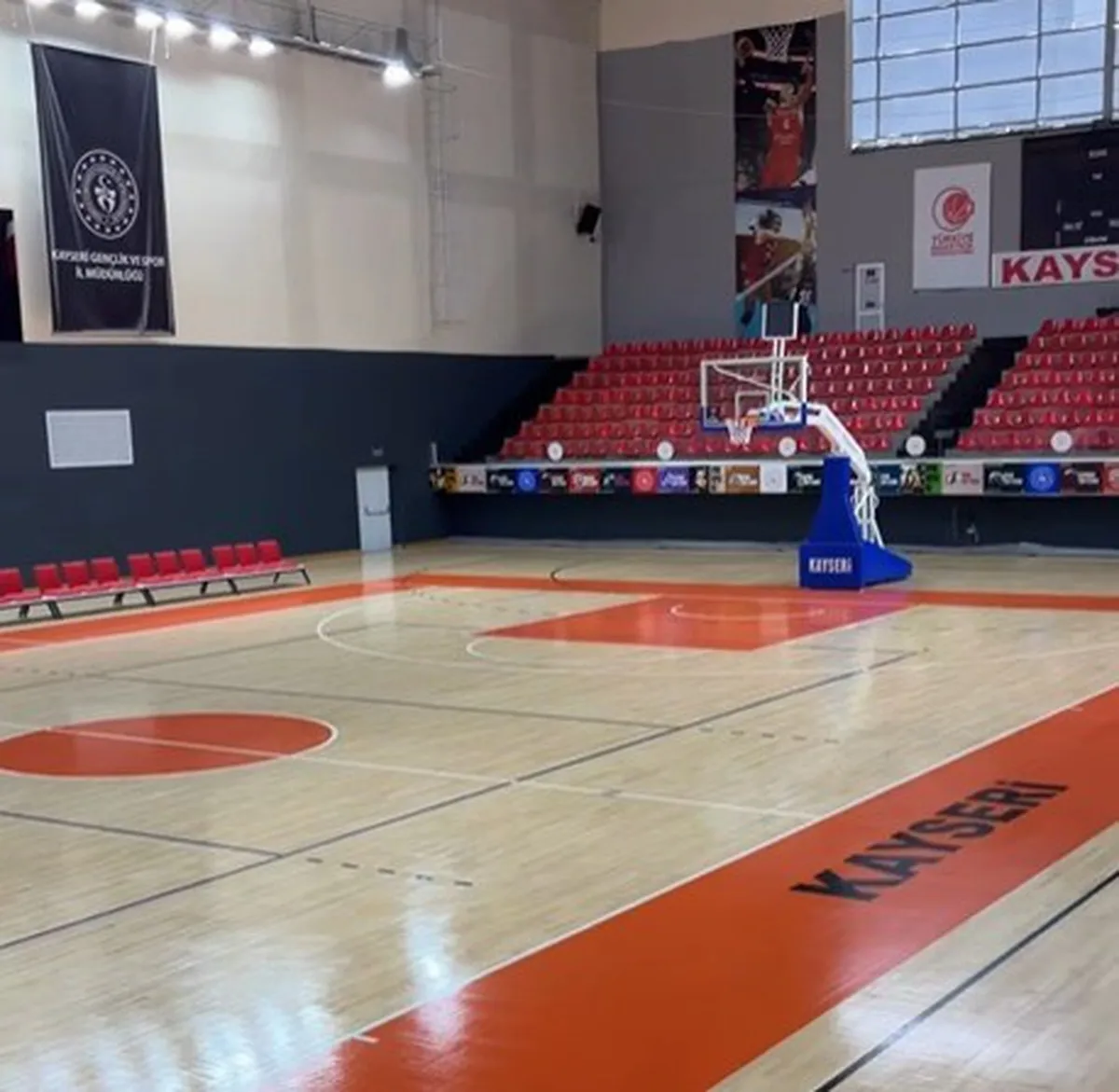 Kayseri'deki Atatürk Spor Salonu kapsamlı yenileme sonrası hizmete açıldı