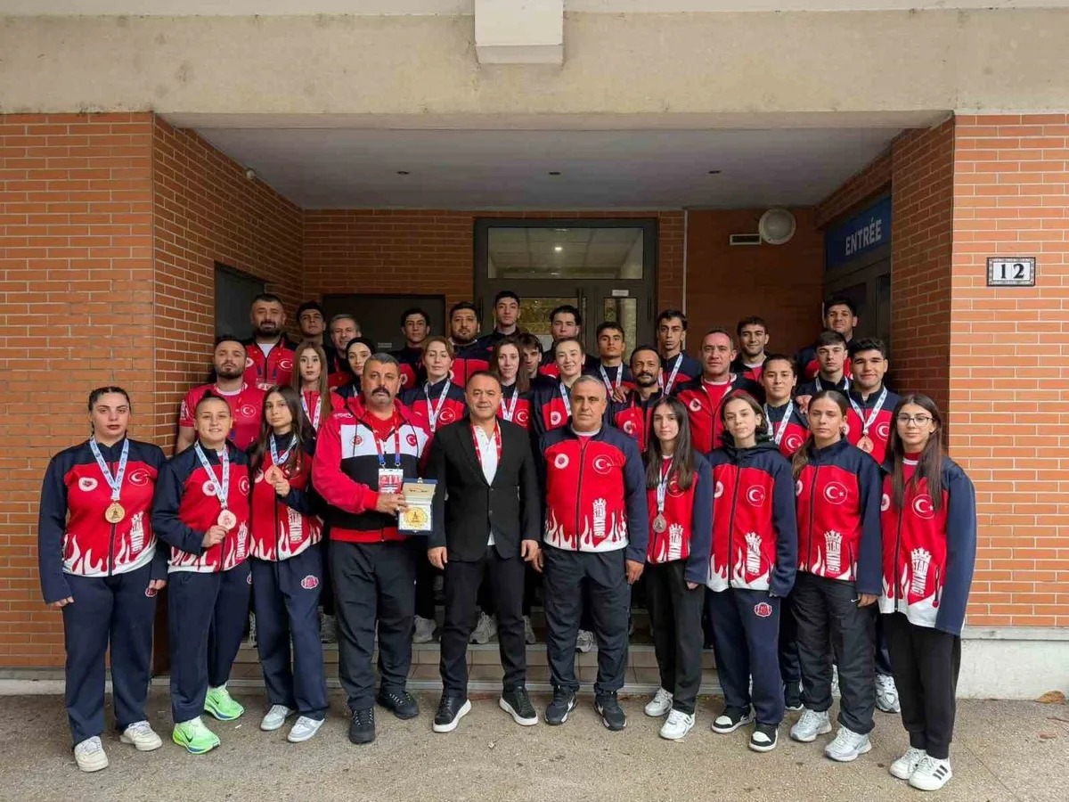 Kayserili üç milli sporcu Avrupa Muaythai Şampiyonası'nda gümüş madalya kazandı