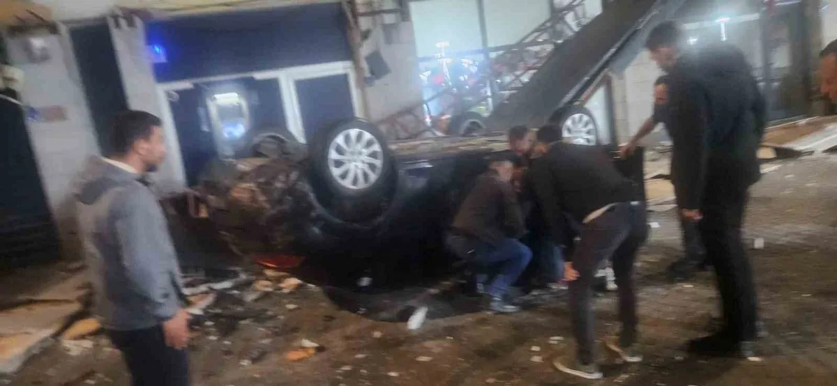 Kayseri'nin İncesu ilçesinde otomobil kayalıklardan dükkanların üzerine uçtu