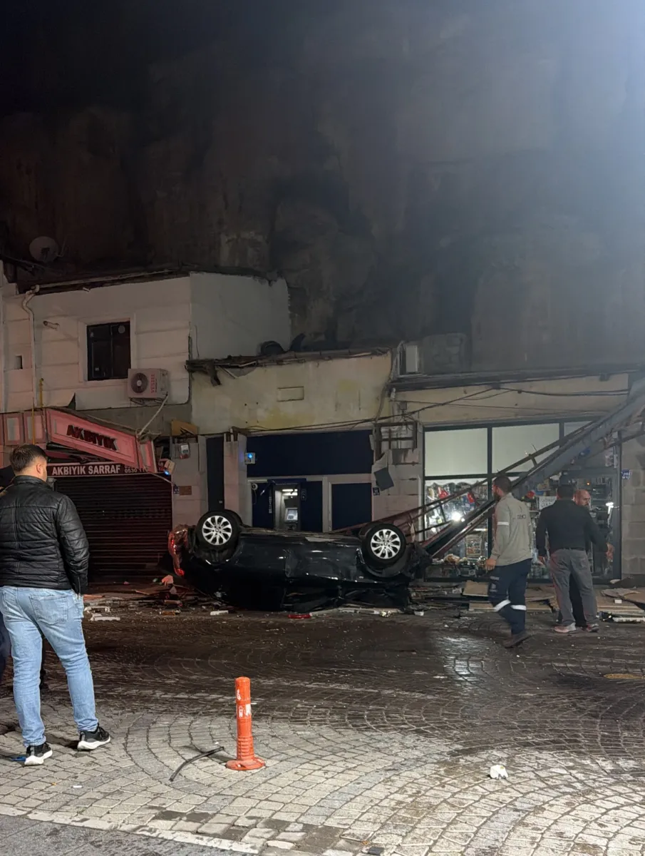 Kayseri'nin İncesu ilçesinde otomobil kayalıklardan iş yerlerinin üzerine düştü