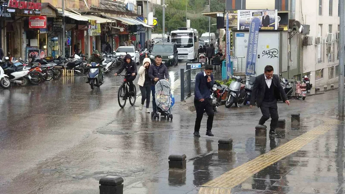 Kilis'te etkili olan sağanak yağış sürücülere zor anlar yaşattı
