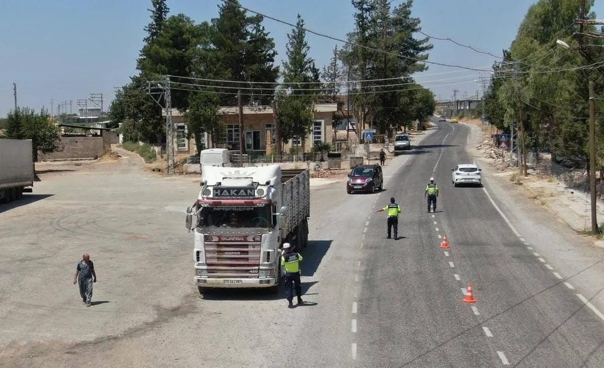 Kilis'te jandarma ekiplerinden havadan dron destekli trafik denetimi