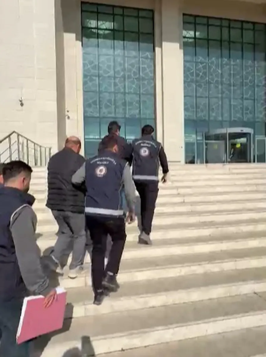 Kırıkkale'de otobüsün gizli bölmesinde 20 düzensiz göçmen yakalandı