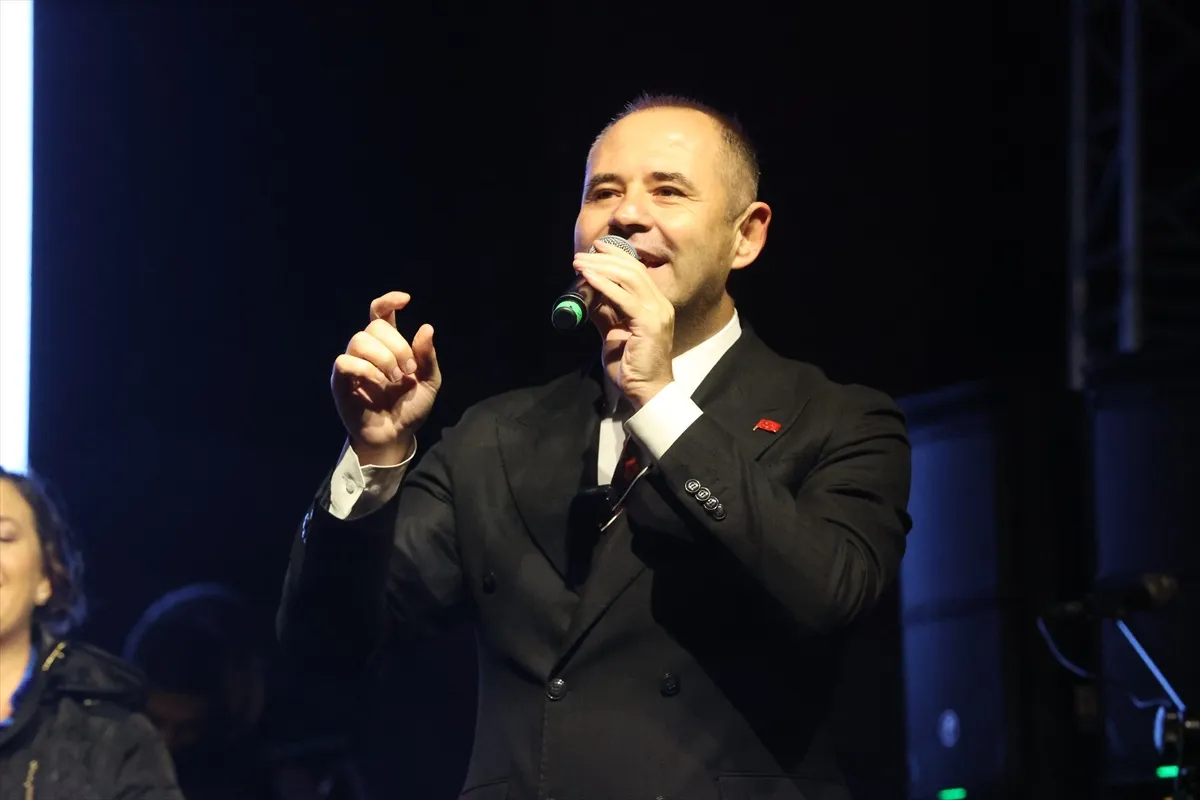 Kırklareli'nde Cumhuriyet'in 103'üncü yıl dönümü Cengiz Kurtoğlu konseriyle kutlandı