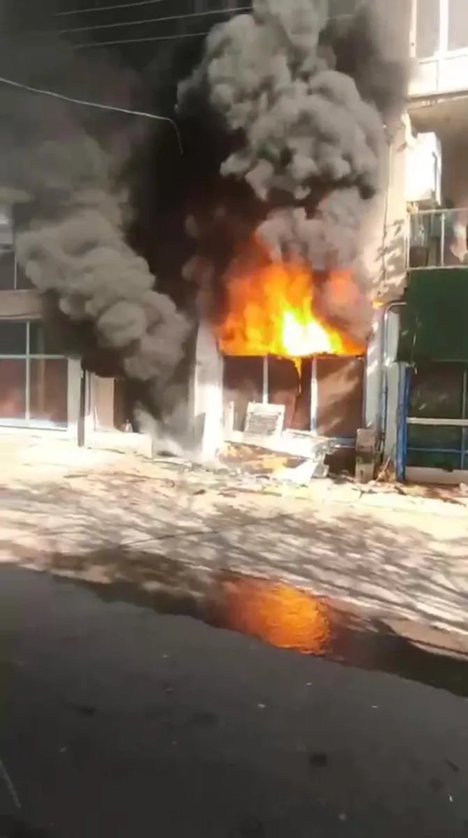 Kocaeli Körfez'de hurdacıda başlayan yangın 4 katlı binaya sıçradı