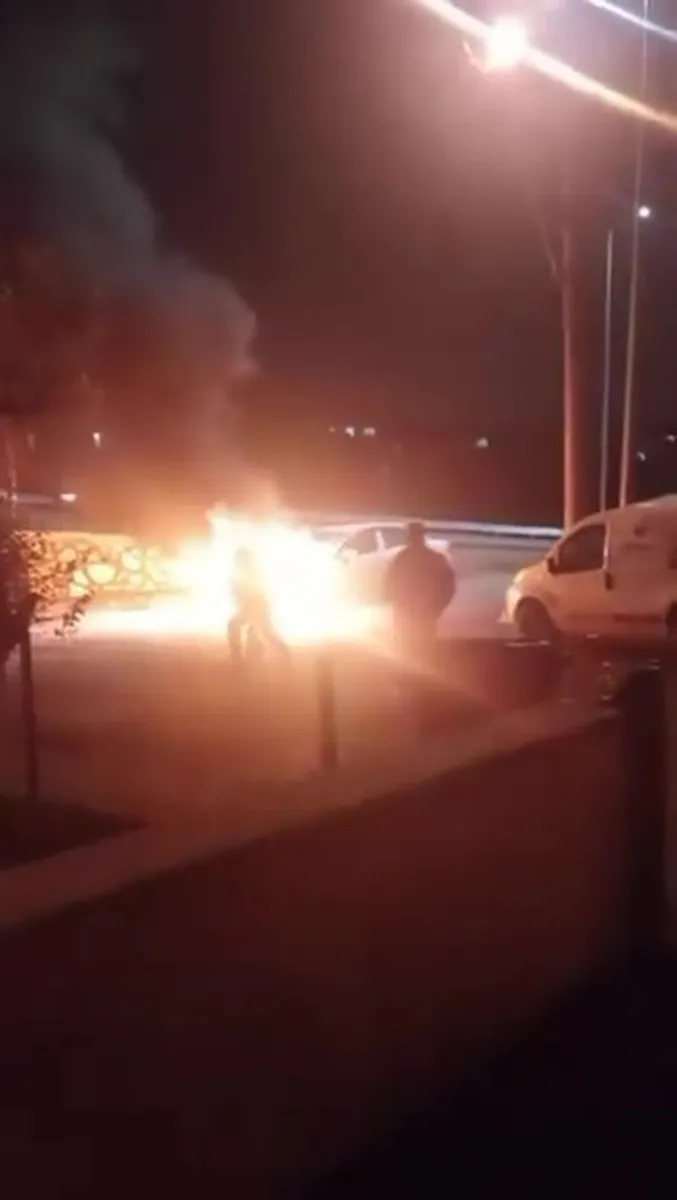 Kocaeli Körfez'de seyir halindeki otomobilde yangın paniği yaşandı