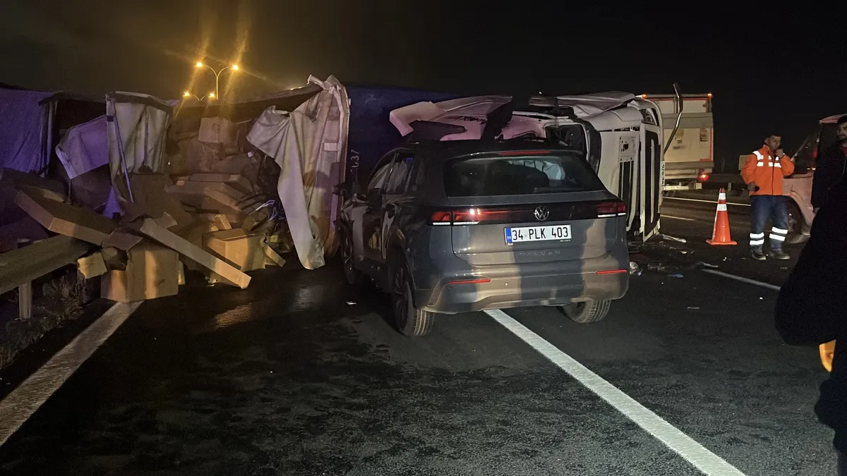 Kocaeli'nin Dilovası ilçesinde TIR ile otomobil çarpıştı: 1 ölü, 2 yaralı