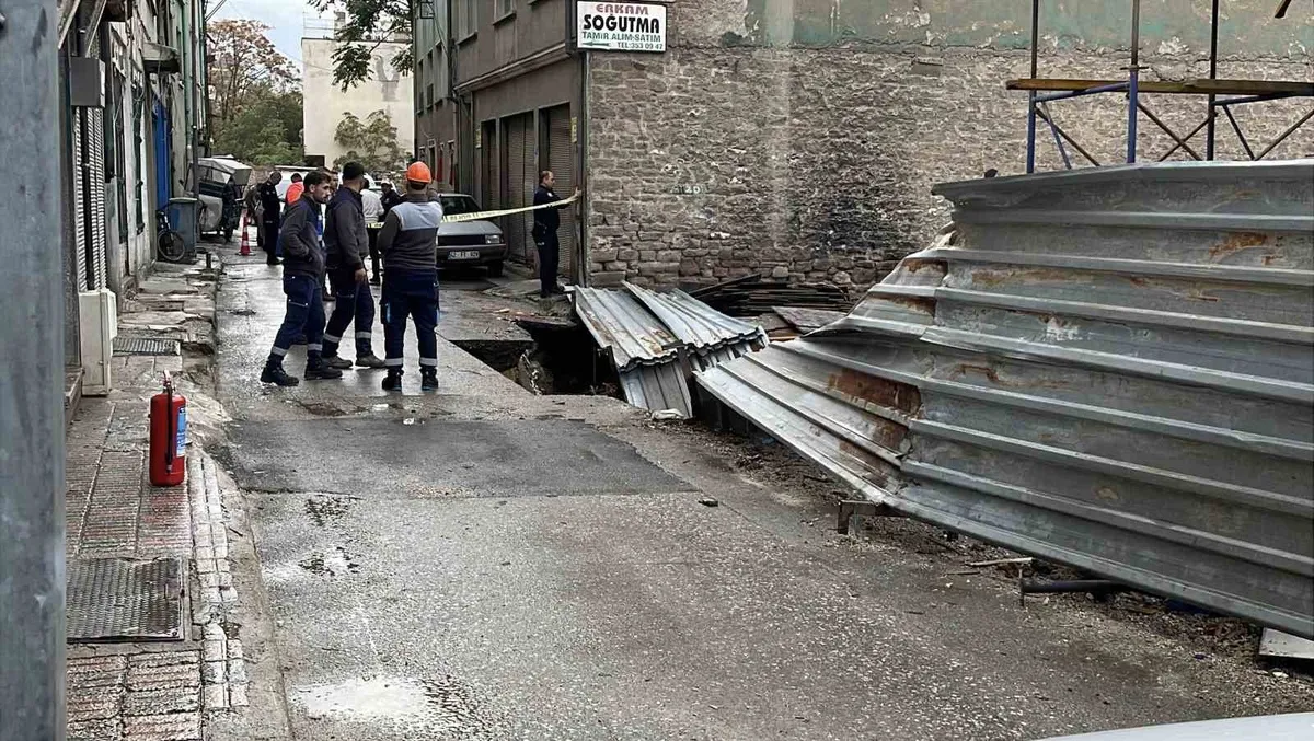 Konya Meram'da inşaat alanında toprak kayması: Doğalgaz ve su hattı patladı