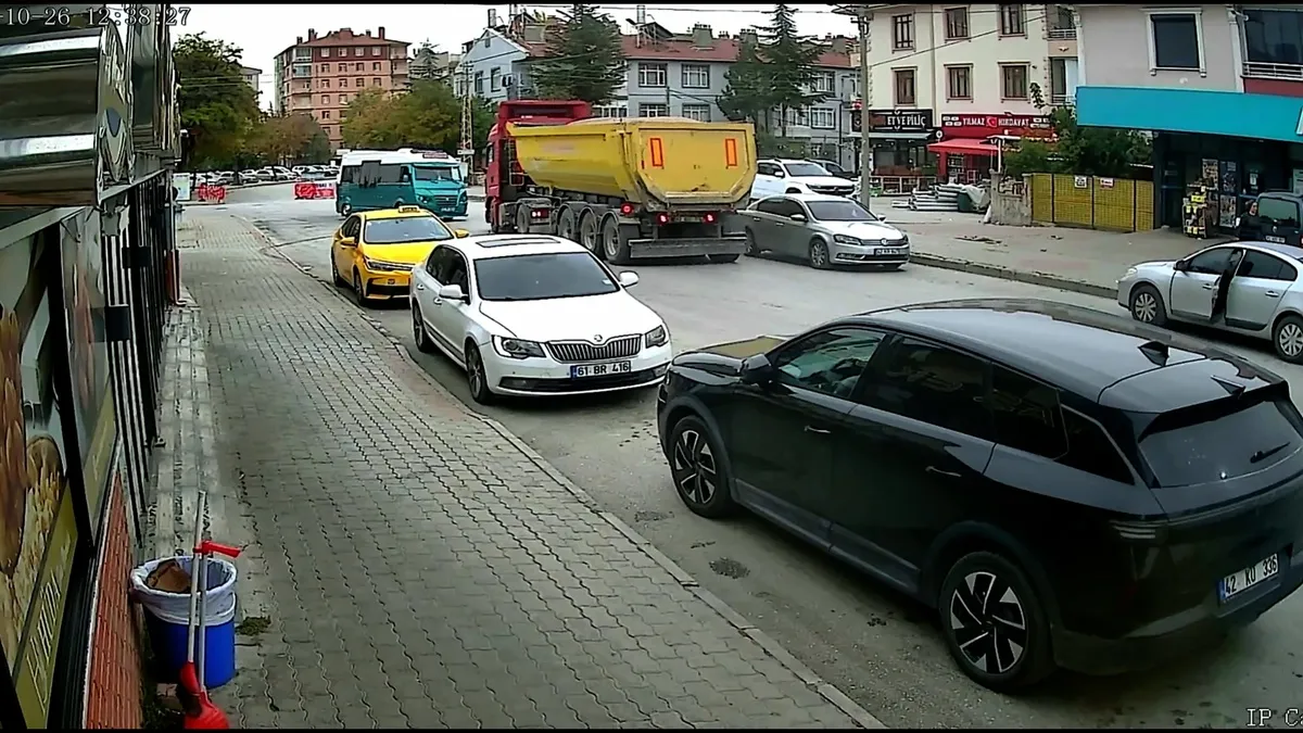 Konya'da minibüs ile hafriyat kamyonu çarpıştı: 10 kişi yaralandı