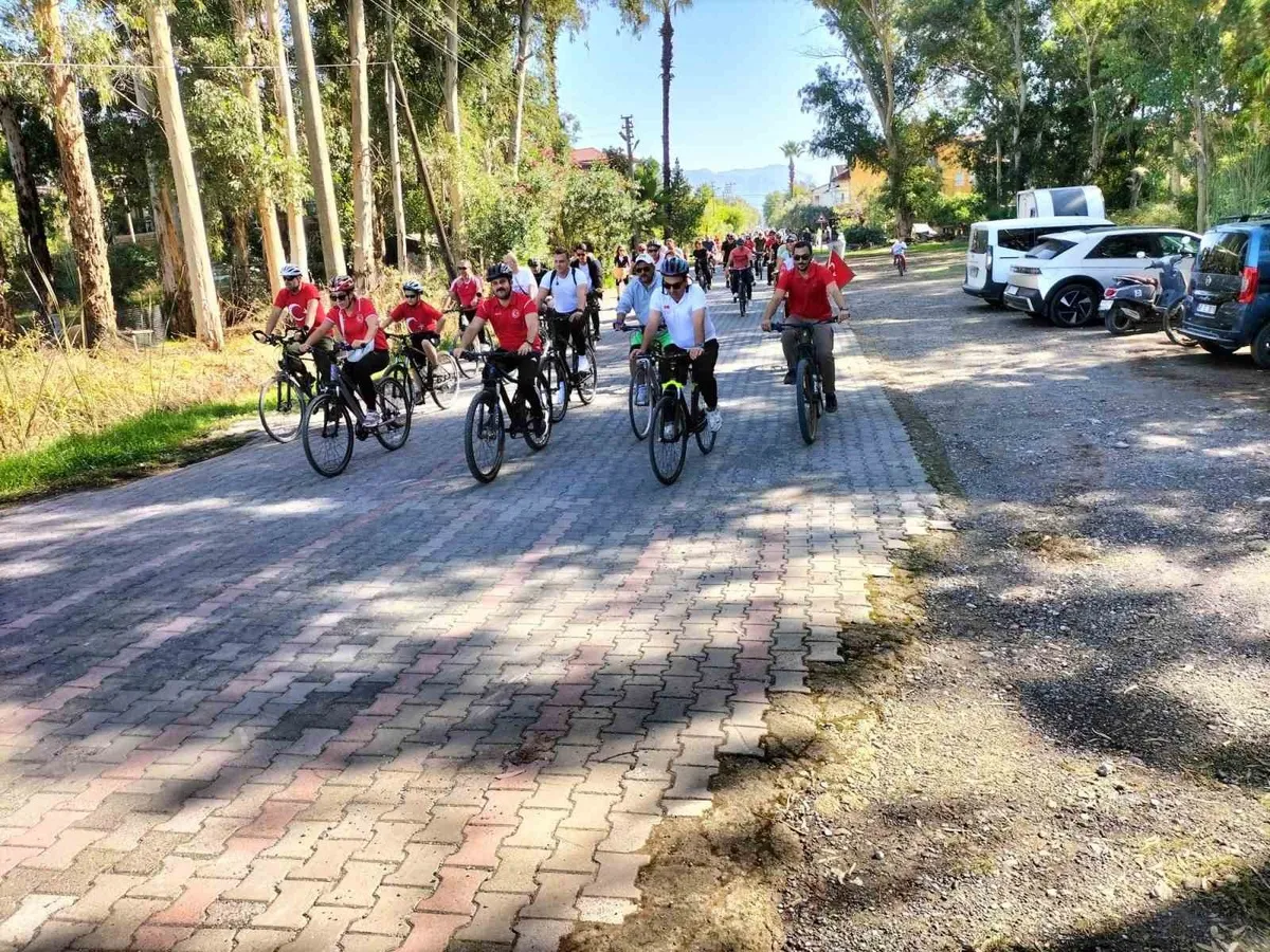 Köyceğiz'de 29 Ekim Cumhuriyet Bayramı coşkusu bisiklet turuyla kutlandı