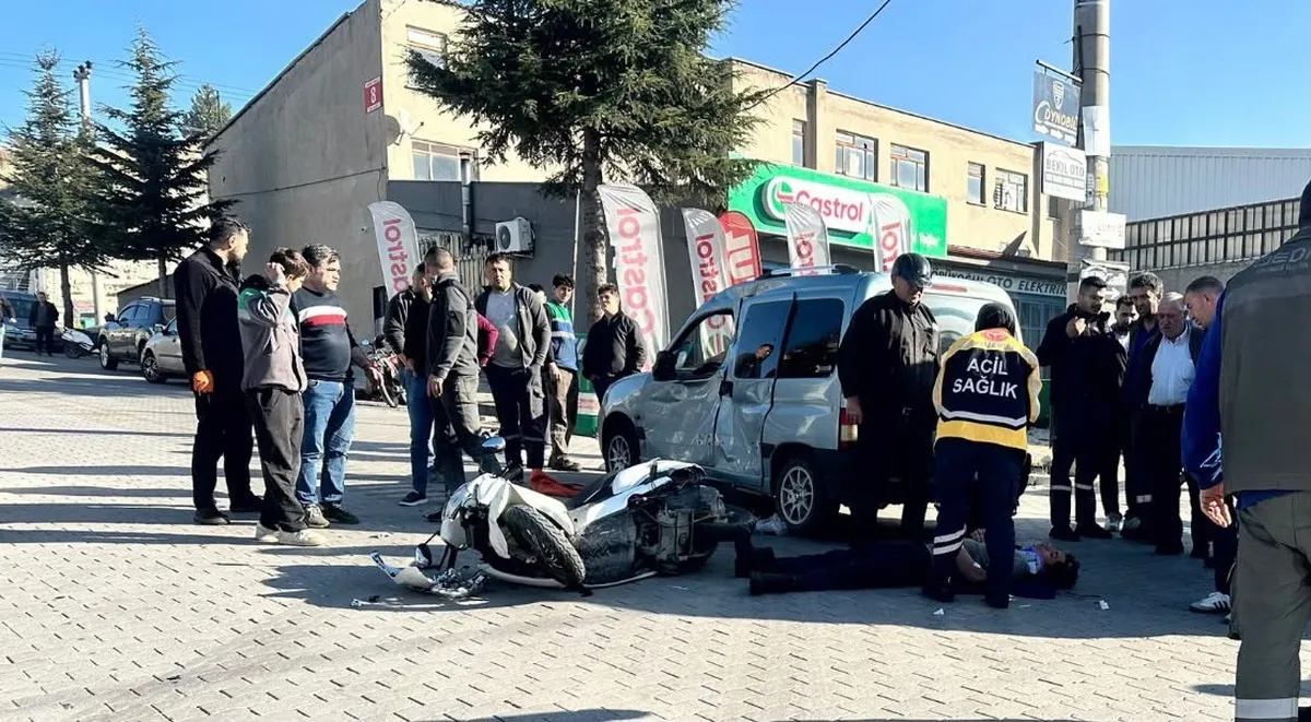Kütahya Tavşanlı'da otomobil ve motosiklet çarpıştı: 2 yaralı