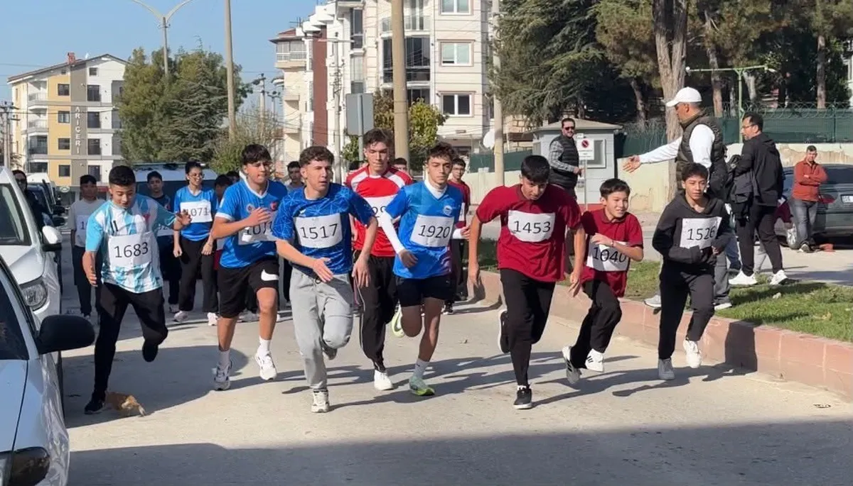 Kütahya Tavşanlı'daki Cumhuriyet koşusunda öğrenciler tarihi anları yaşattı